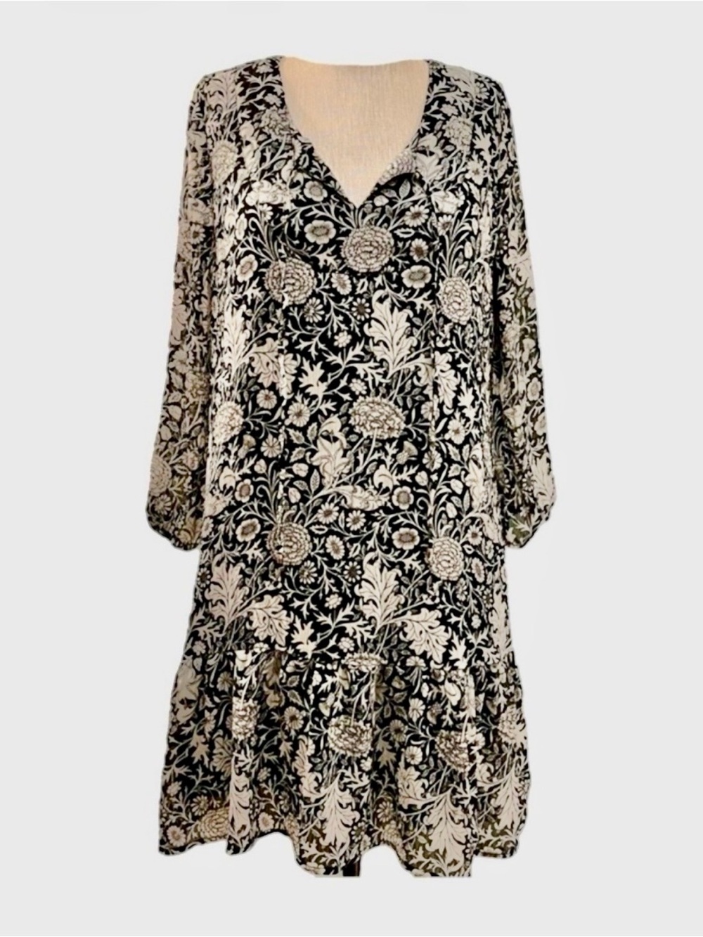 Rose & Olive Black and White Floral V-Neck Long Sleeve Dress